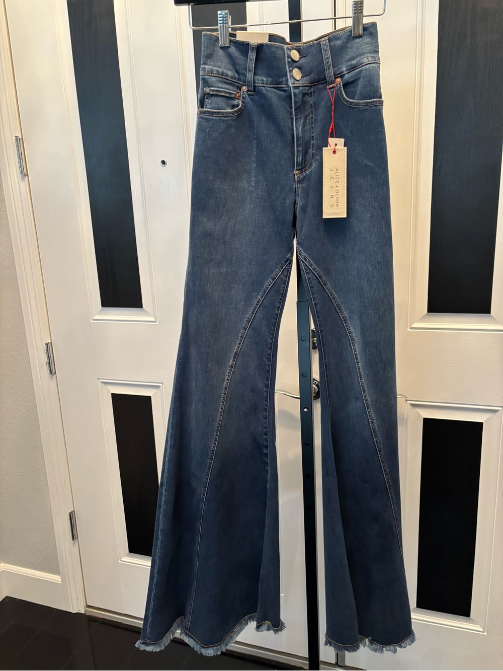 Alice+Olivia, Lola blue denim flared jeans high rise waist 5 pockets 25 NWT $275